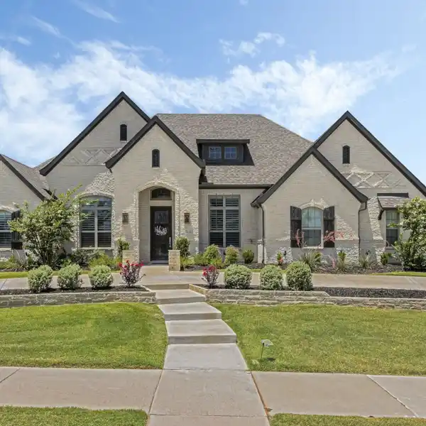 OPEN-CONCEPT SINGLE-STORY RESIDENCE
