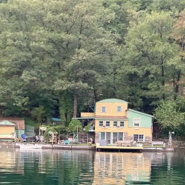 UNIQUE RUSTIC WATERFRONT COTTAGE