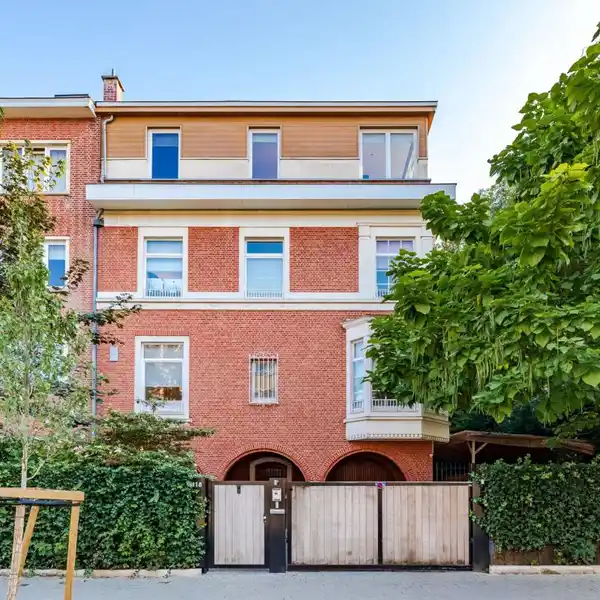 PLEASANT VILLA ON LOVELY PROPERTY