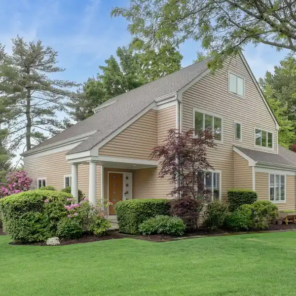 FLAWLESSLY REBUILT ROSECLIFF SHOWSTOPPER WITH AMENITIES