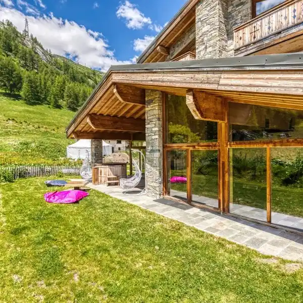 EXPANSIVE CHALET IN THE BUCOLIC AREA OF TIGNES LES BOISSES