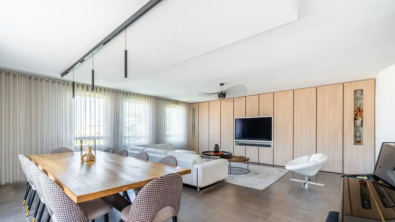 Spacious Contemporary Apartment with Two Terraces