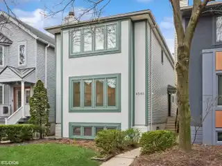 Charming Home in Ravenswood
