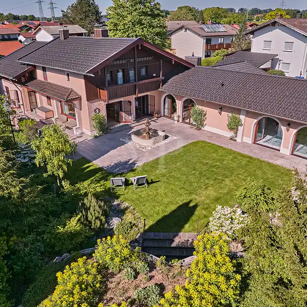 ARCHITECTURALLY INTERESTING VILLA ESTATE IN IMPRESSIVELY DESIGNED PARK