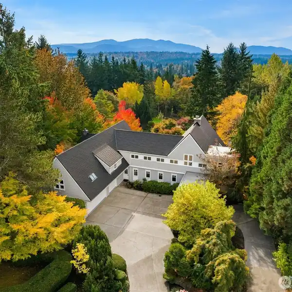 MAJESTIC ESTATE W/STUNNING CASCADE VIEWS