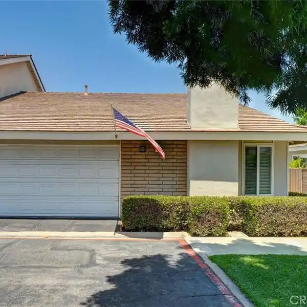 CHIC END-UNIT IN COVETED WOODBRIDGE LOCATION