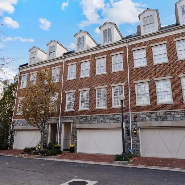 WATERFRONT LUXURY IN FORDS LANDING