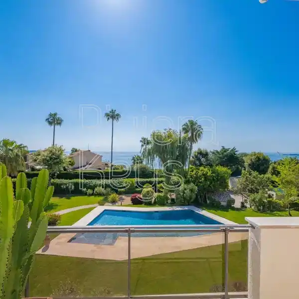 TURNKEY VILLA IN EXCLUSIVE CANNES ESTATE
