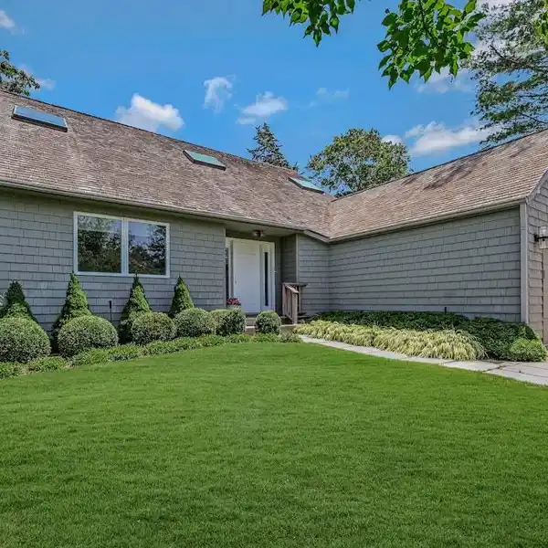 SUNLIT HAMPTONS ESCAPE WITH DESIGNER FINISHES
