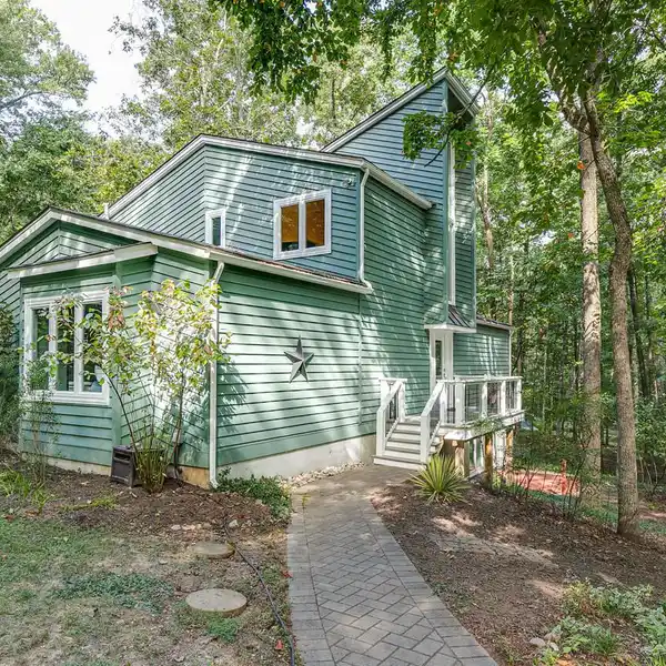 CONTEMPORARY TREEHOUSE ON FOUR PRIVATE ACRES