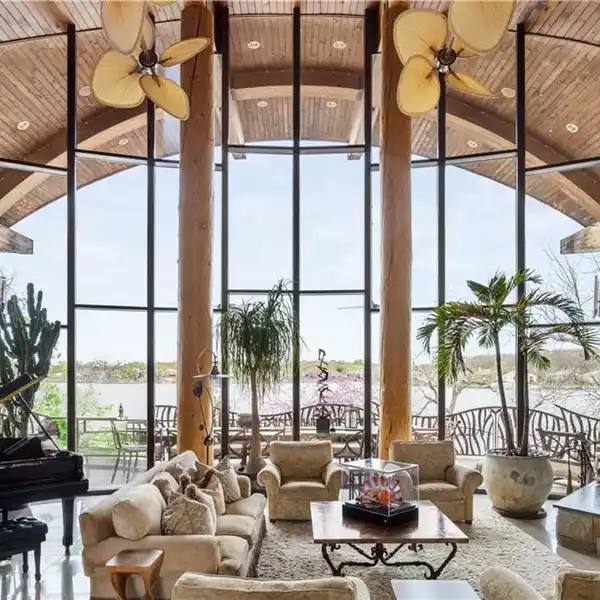 A LAKEFRONT WORK OF ART