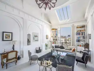 Top-Floor Apartment Overlooking Garden