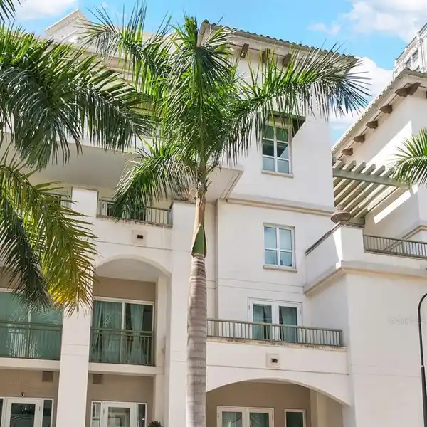 LUXURY BROWNSTONE-STYLE RESIDENCE IN THE PLAZA ON HARBOUR ISLAND
