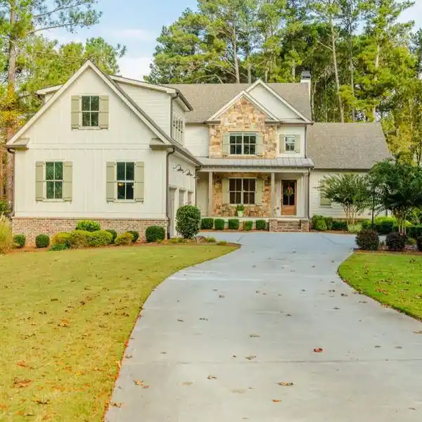 TRANQUIL VIEWS FROM EXPANSIVE OUTDOOR LIVING SPACES