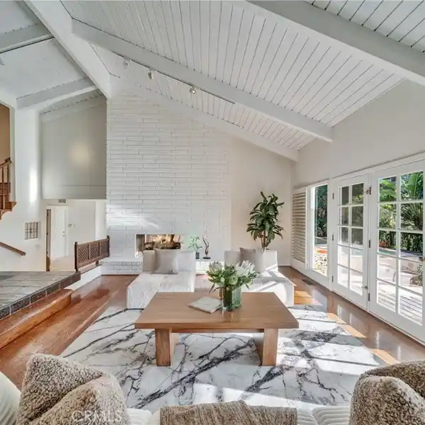 BEAUTIFULLY DESIGNED LIGHT-FILLED RESIDENCE