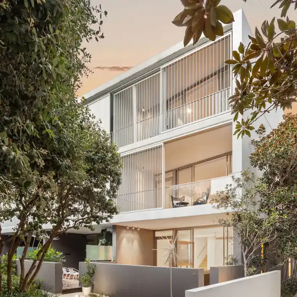 LUXURY FOUR BEDROOM TOWNHOUSE IN EXCLUSIVE BEACHSIDE LEIGHTON