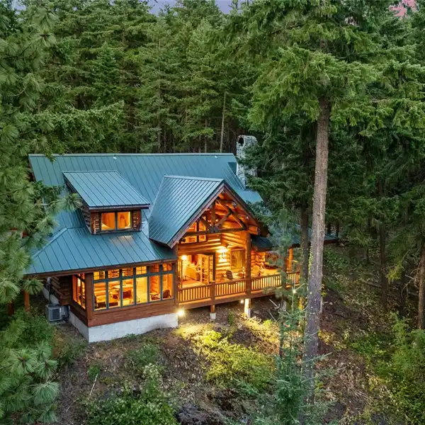ONE-OF-A-KIND LEGACY PROPERTY ON LAKE CLE ELUM