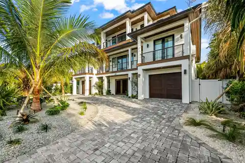 Gorgeous Luxury Home Steps to the Beach