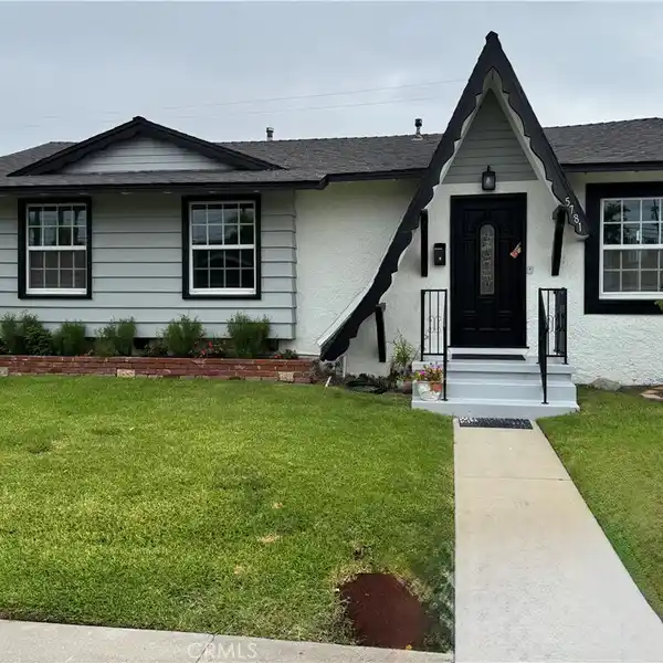 GORGEOUS OPEN-PLAN LIVING
