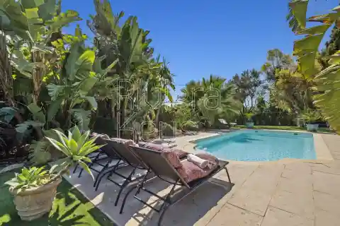 Private South-Facing Home Near the Sea