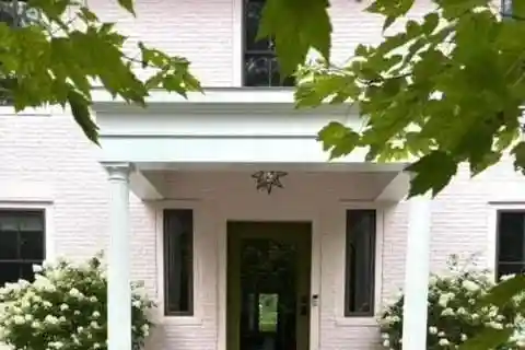 Timeless 18th-Century Georgian Stone Home