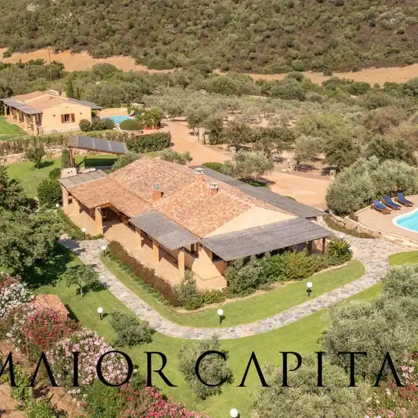 BEAUTIFUL HOME AND SETTING