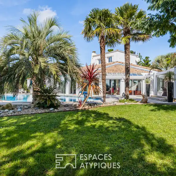 CONTEMPORARY PALM-LINED VILLA WITH INFINITY POOL