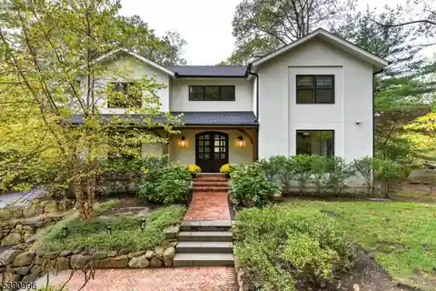 Modern Lakeside Elegance with Panoramic Views