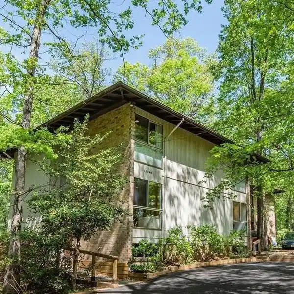 MID-CENTURY MODERN GEM WITH TREE-TOP VIEWS