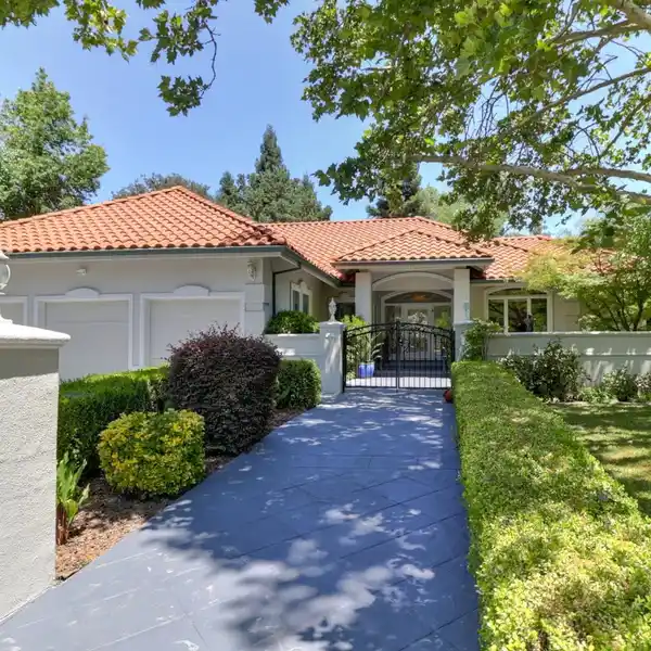 LUXURIOUS COUNTRY LIVING ON PRIVATE HALF ACRE
