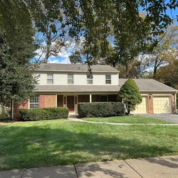 CORNER-LOT COLONIAL IN SOUGHT-AFTER MCLEAN AREA