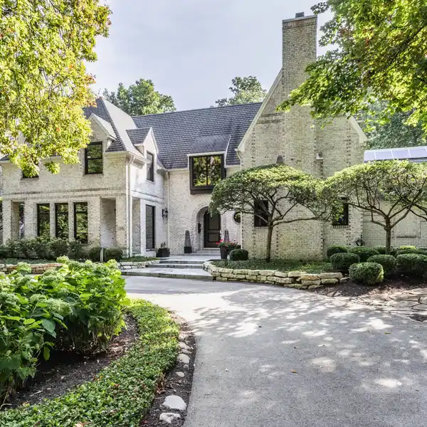 DISTINGUISHED ESTATE ON METICULOUS GROUNDS