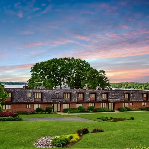 ELEGANT LAKEFRONT CONDO WITH SUNSET DECK VIEWS