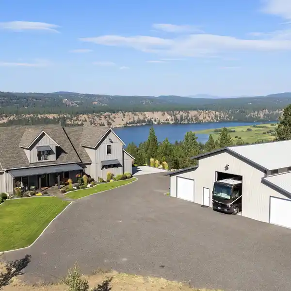 STUNNING PROPERTY WITH SWEEPING VIEWS