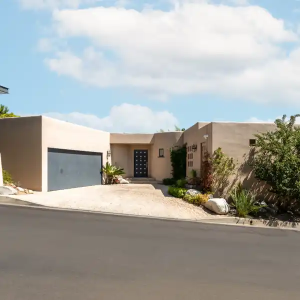 ARCHITECTURAL ELEGANCE WITH SANTA FE CHARM