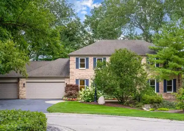 BEAUTIFULLY REIMAGINED AND MOVE-IN READY LINCOLNSHIRE HOME