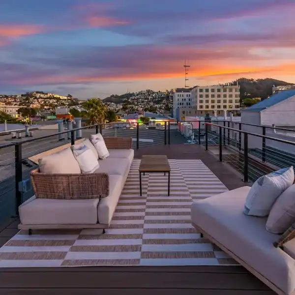 BEAUTIFULLY UPDATED PENTHOUSE FLAT IN AN ICONIC NEIGHBORHOOD