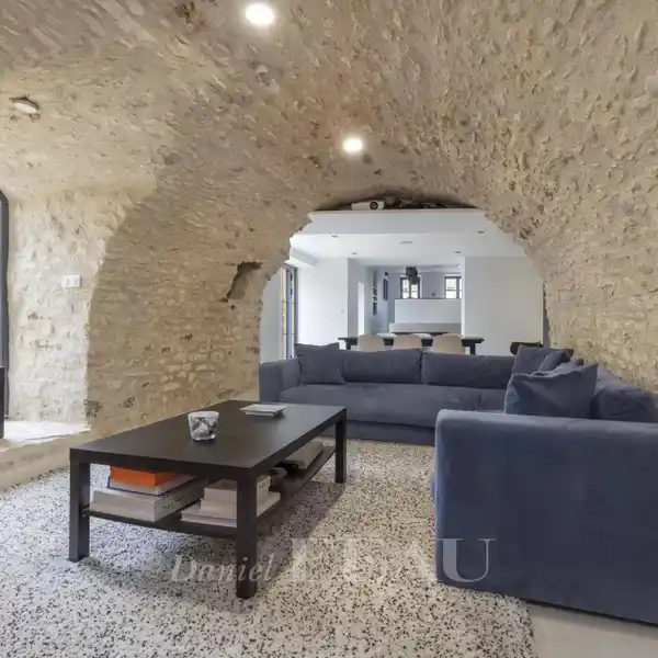 TASTEFULLY RENOVATED MID 19TH-CENTURY PROPERTY