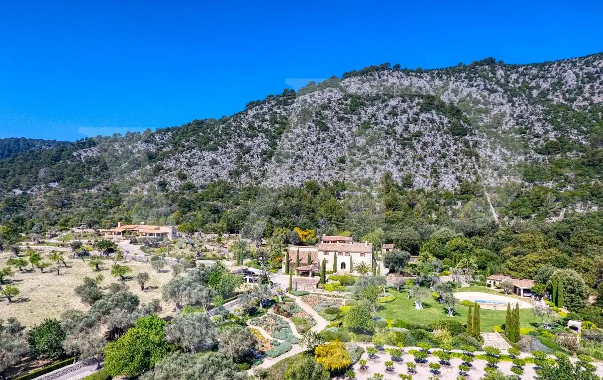 Country Estate in the Beautiful Valley of Aixartell