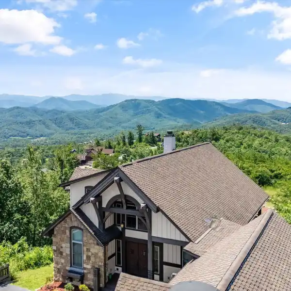 CUSTOM-BUILT LUXURY MOUNTAIN ESTATE
