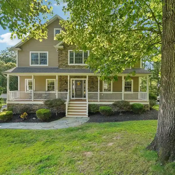 STUNNING COLONIAL IN SUMMIT PLACE