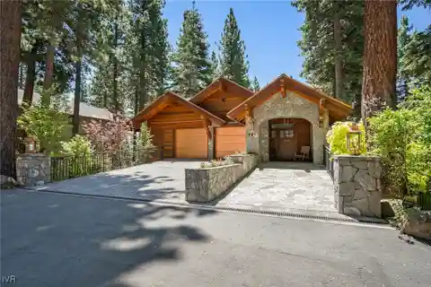 Freshly Renovated Mountain Retreat