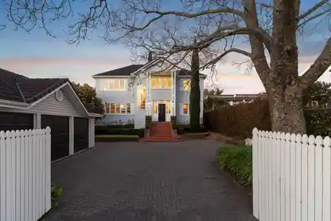 Hamptons-Inspired Coastal Estate with Panoramic Views