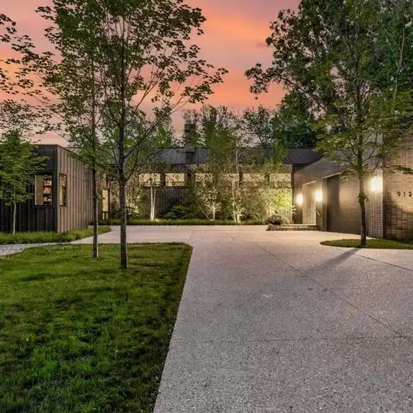 ARCHITECT-DESIGNED LAKESIDE RETREAT