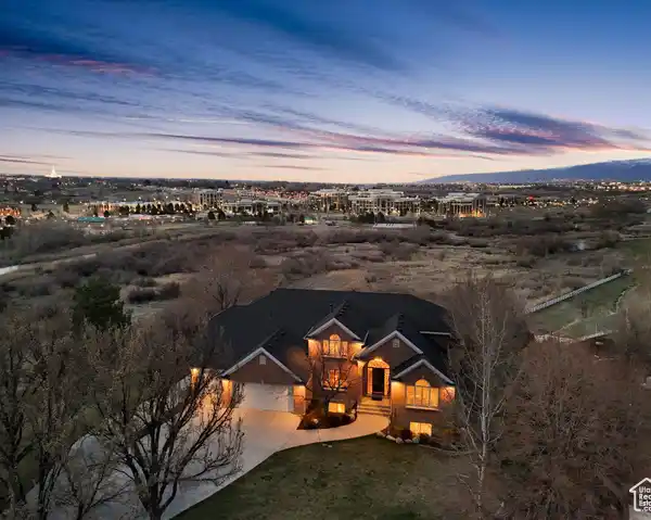 LUXURY RESIDENCE IN AN EXCLUSIVE NEIGHBORHOOD