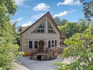 Eclectic Haven in a Tranquil Cul-De-Sac