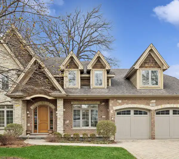 EXPERIENCE UNPARALLELED CONVENIENCE IN THE HEART OF CLARENDON HILLS