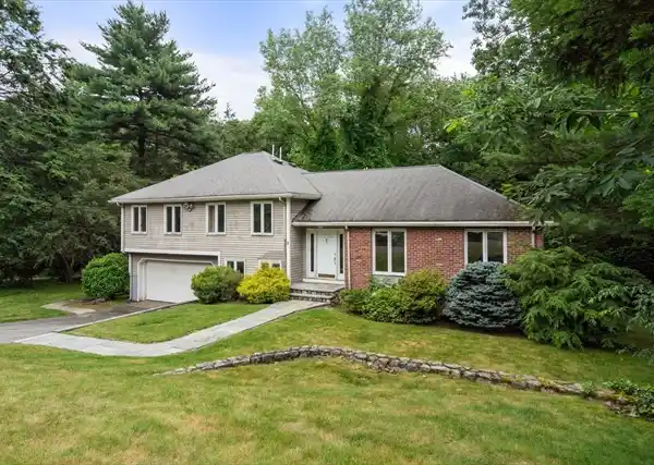 TRI-LEVEL HOME IN SOUGHT-AFTER NEIGHBORHOOD