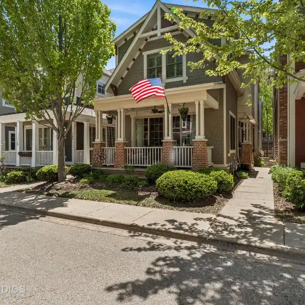 SUBURBAN SHOWSTOPPER WITH URBAN VIBES