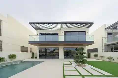 Custom-Built Villa Backing on to Jumeirah Islands Lake